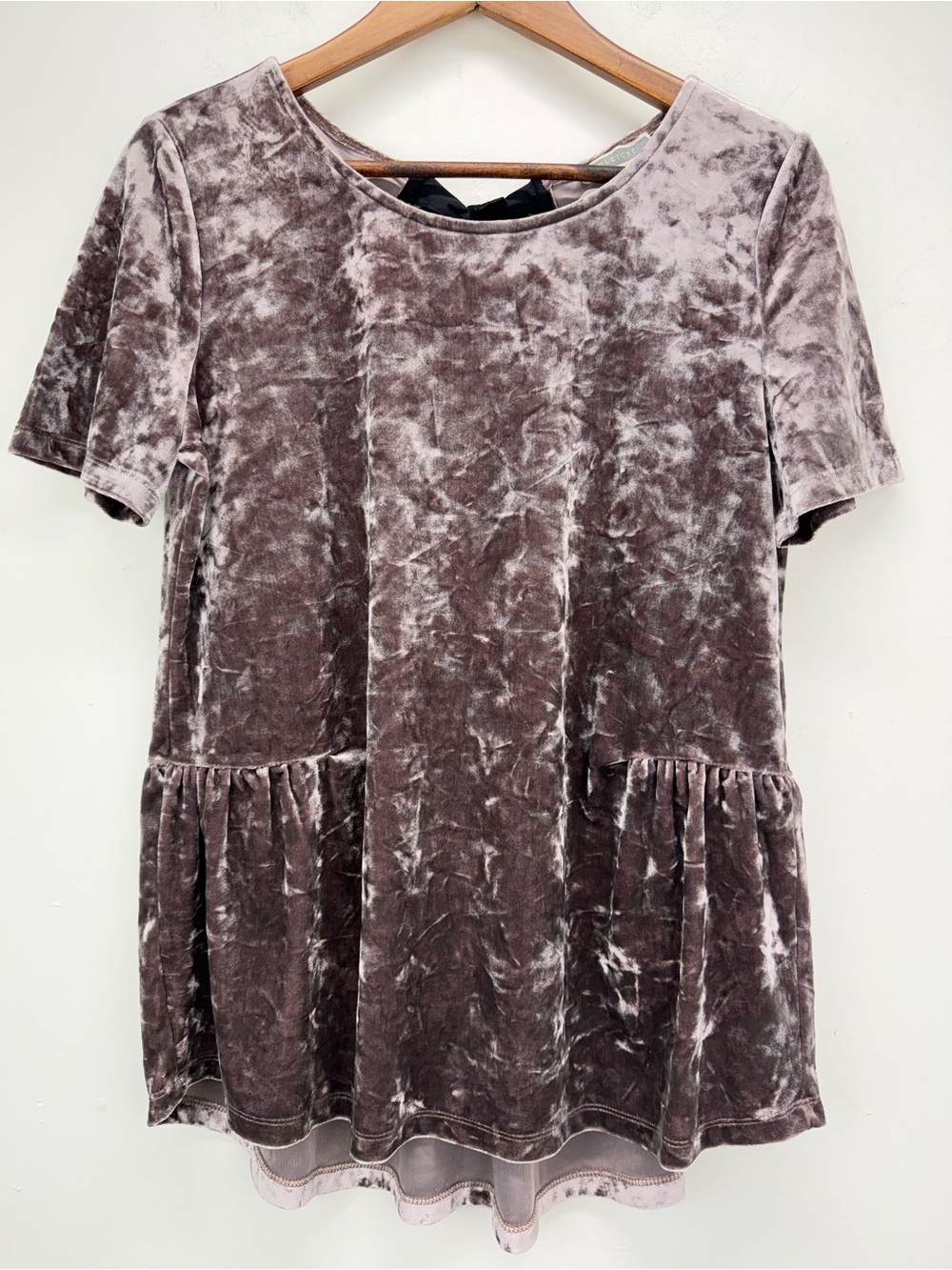 Pleione size Medium Women’s Mauve Velvet Short Sleeve Ribbon Tie Back Peplum Top